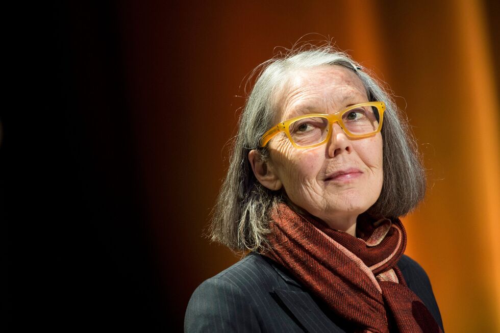 Anne Carson tenciona doar o prémio monetário proveniente do Nobel da Literatura