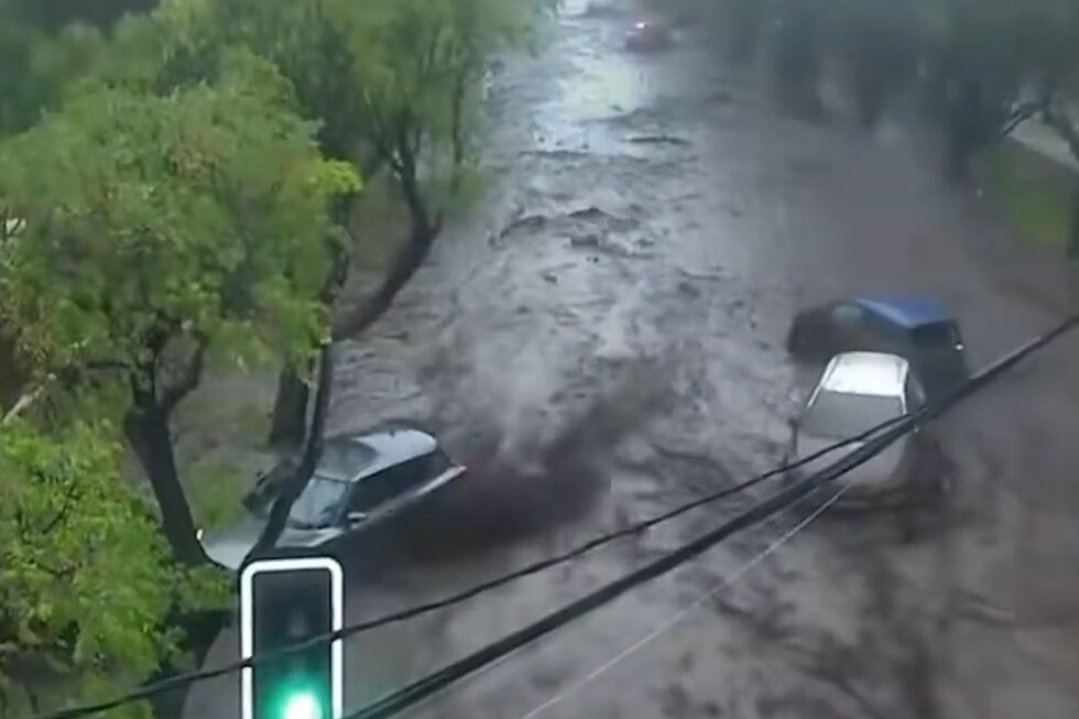Imagens mostram carros arrastados pelas fortes chuvas no Chile