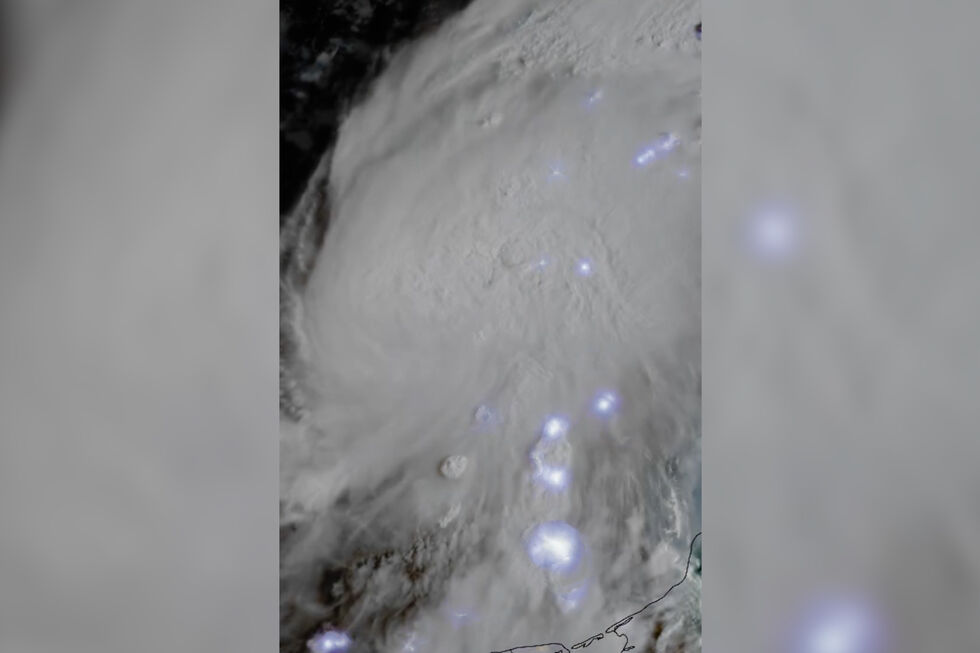 Imagens mostram relâmpagos dentro do furacão Isaías que atingiu categoria 3