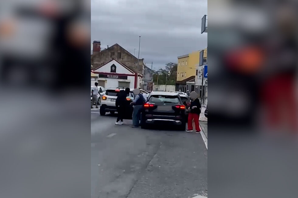 O momento em que homens armados tentam roubar carro no Carregado  