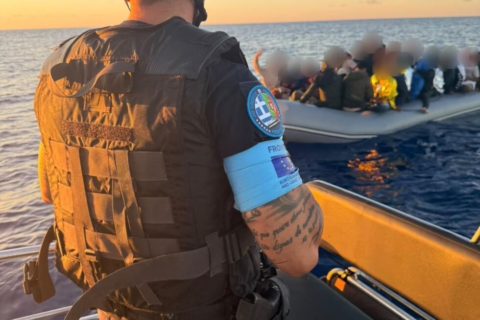 Polícia durante a operação de busca e salvamento na Grécia