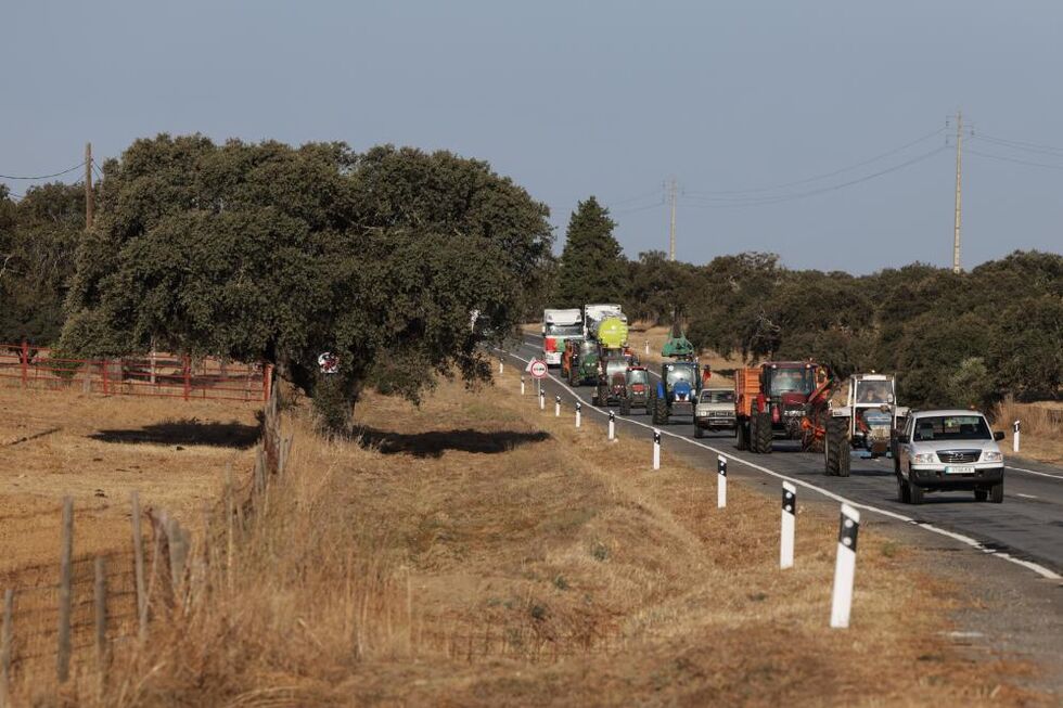 Marcha lenta na estrada nacional EN260 promovida por agricultores agropecuários