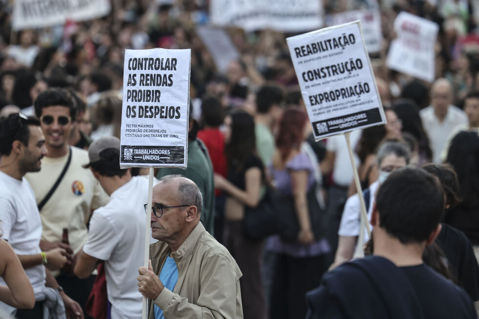 Manifestantes participam no protesto organizado pelo movimento "Já Não Dá Mais para Viver Assim" 