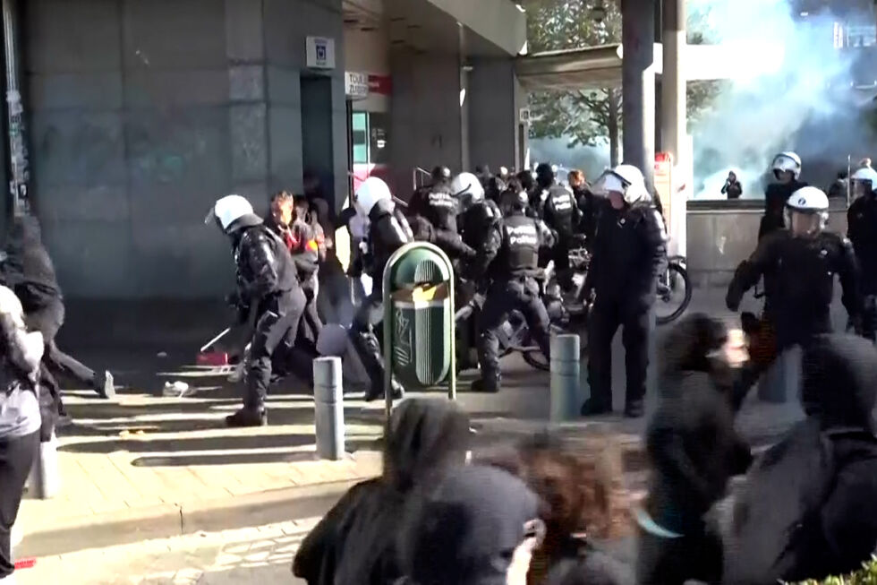 Imagens mostram polícia a usar gás lacrimogéneo para dispersar protestos em Bruxelas 