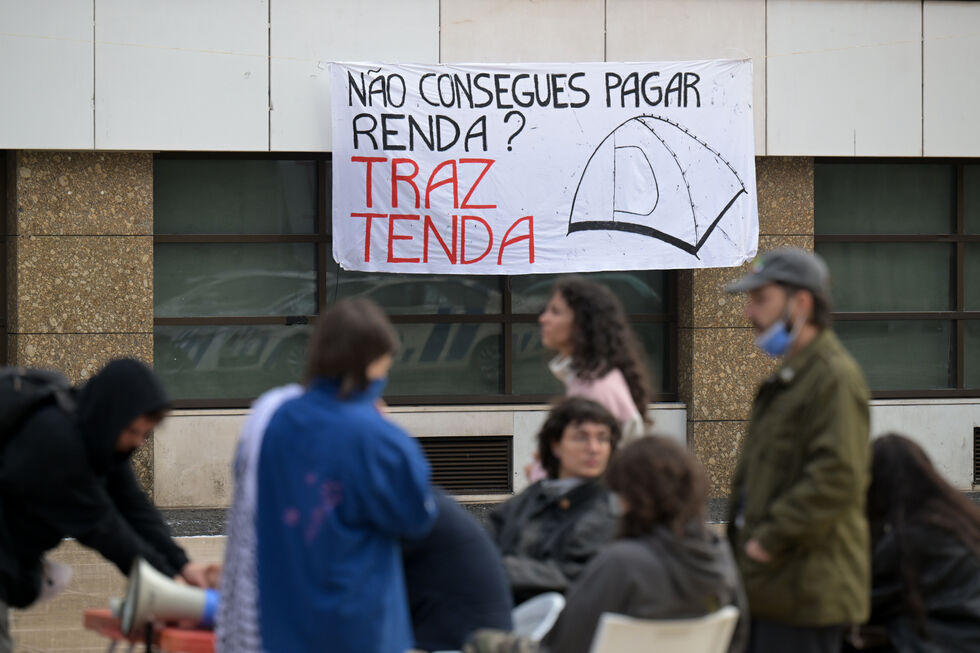 Manifestantes pelo direito à habitação vão pernoitar na Praça de D. João I