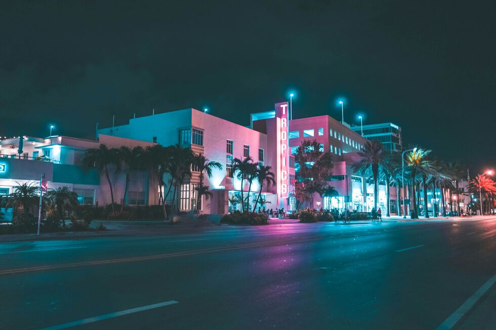 A dupla Tubbs (Butler) e Crockett (Michael B. Jordan) regressa às ruas de Miami em 2028