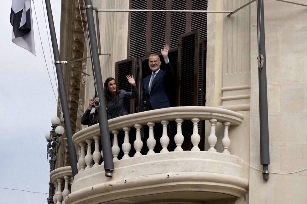 Rei Felipe VI recebido por centenas de pessoas durante visita a Ceuta