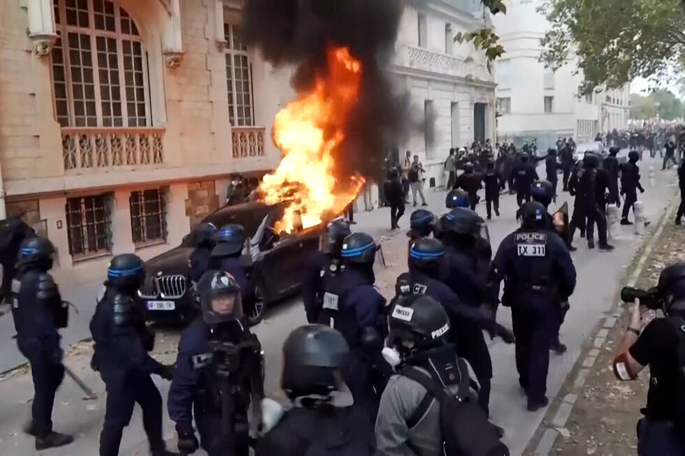 Imagens mostram carro consumido pelas chamas durante protestos em Paris