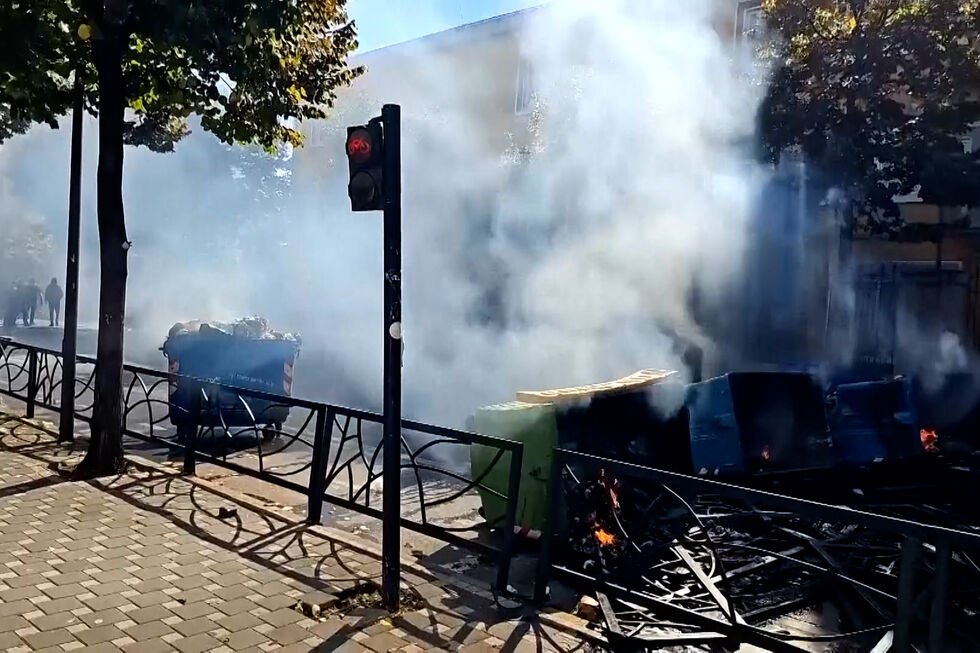 Canhões de água usados para dispersar protestos contra o governo na Albânia 