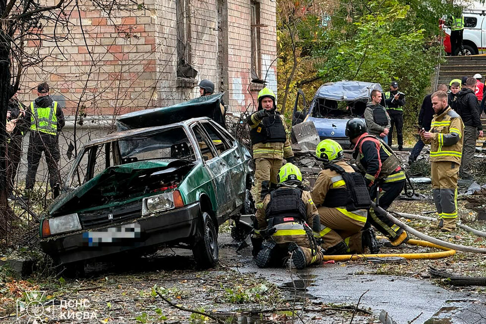 Bombeiros em Kiev após ataque