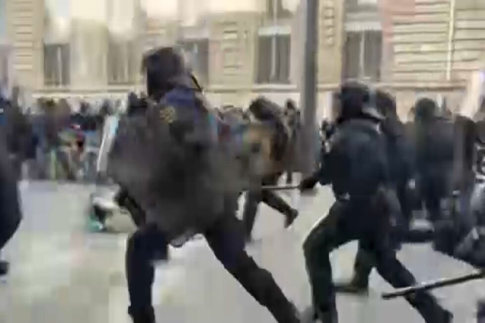 O momento em que polícia de choque avança contra manifestantes em Paris