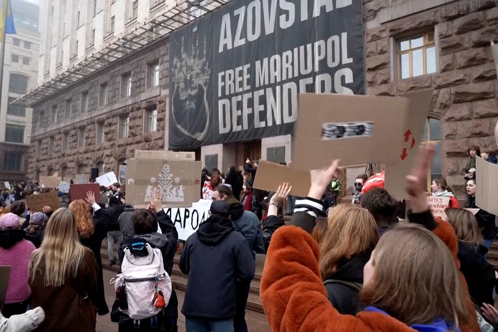 Ruas de Kiev enchem-se de manifestantes contra Vitali Klitschko