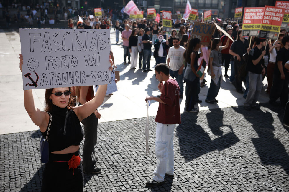 Manifestação no Porto com cartaz "Fascistas o Porto vai apanhar-vos"