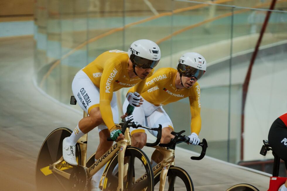 Os ciclistas em pista
