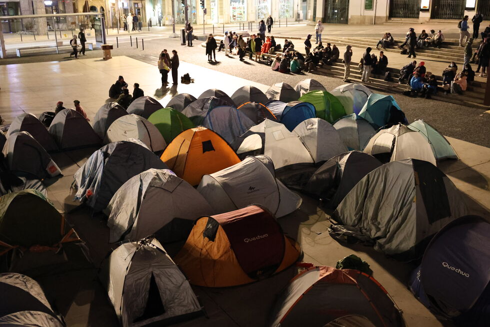 Acampada pela habitação no Porto desmobilizou esta manhã, mas promete voltar 