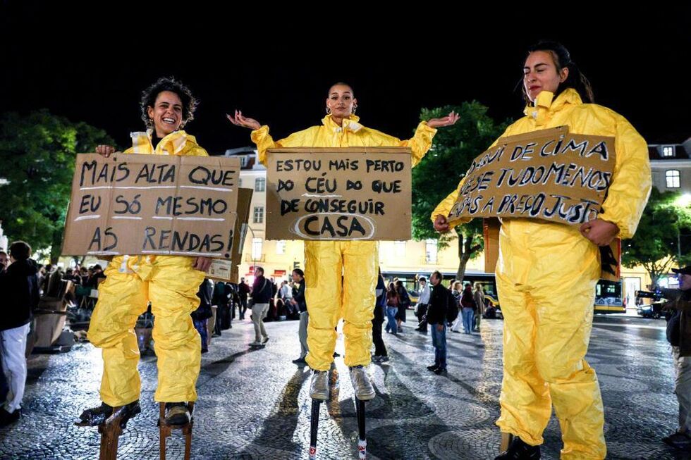 Manifestantes protestam pelo direito à habitação, na Praça do Rossio