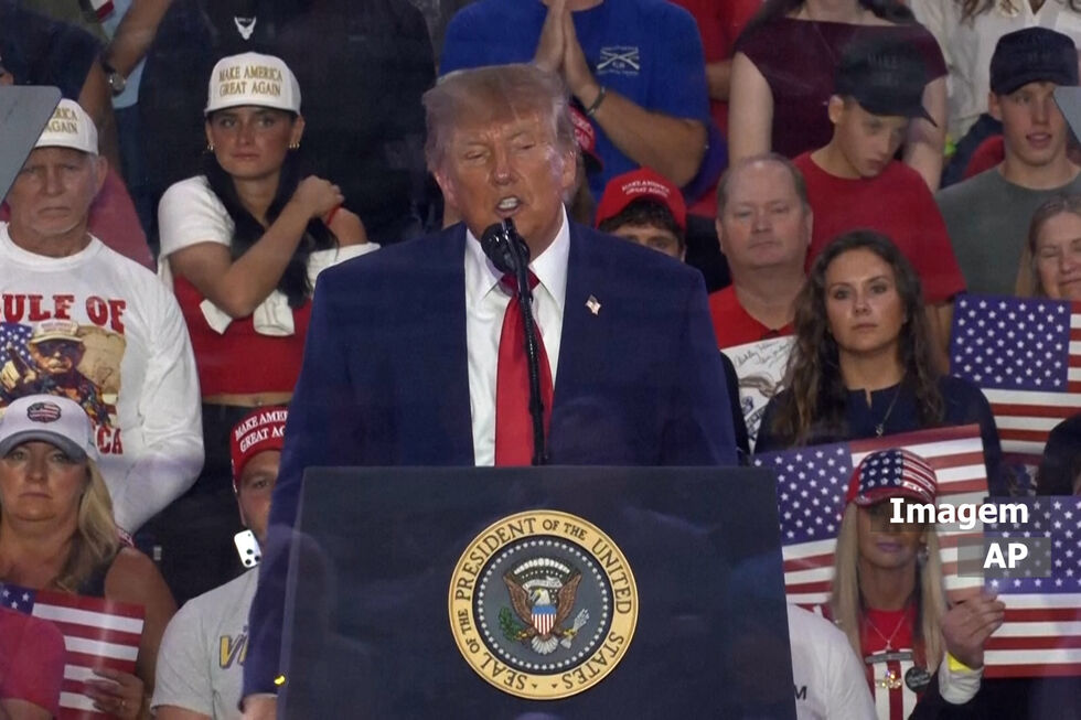 "Que raio é aquilo?": Trump atira-se a LeBron James por não permanecer quieto durante hino nacional
