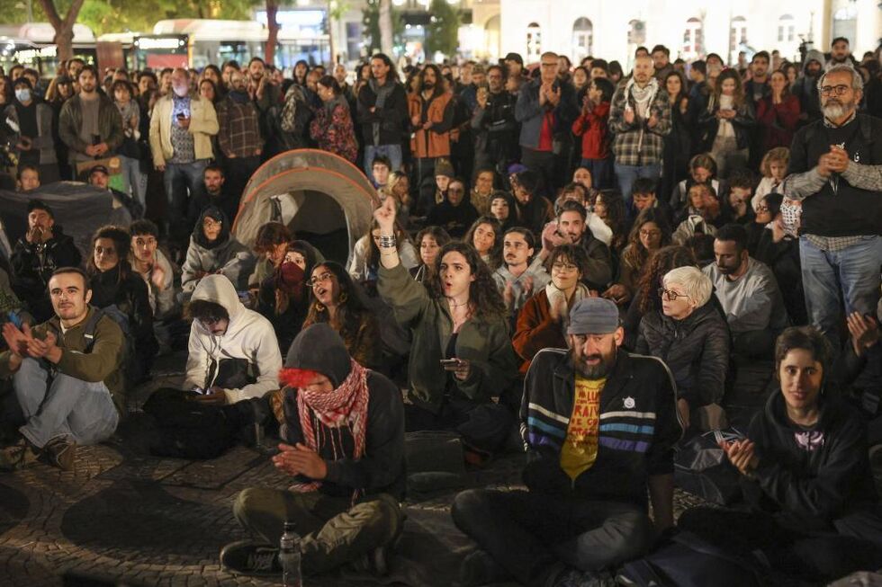 Manifestantes durante o protesto pelo direito à habitação