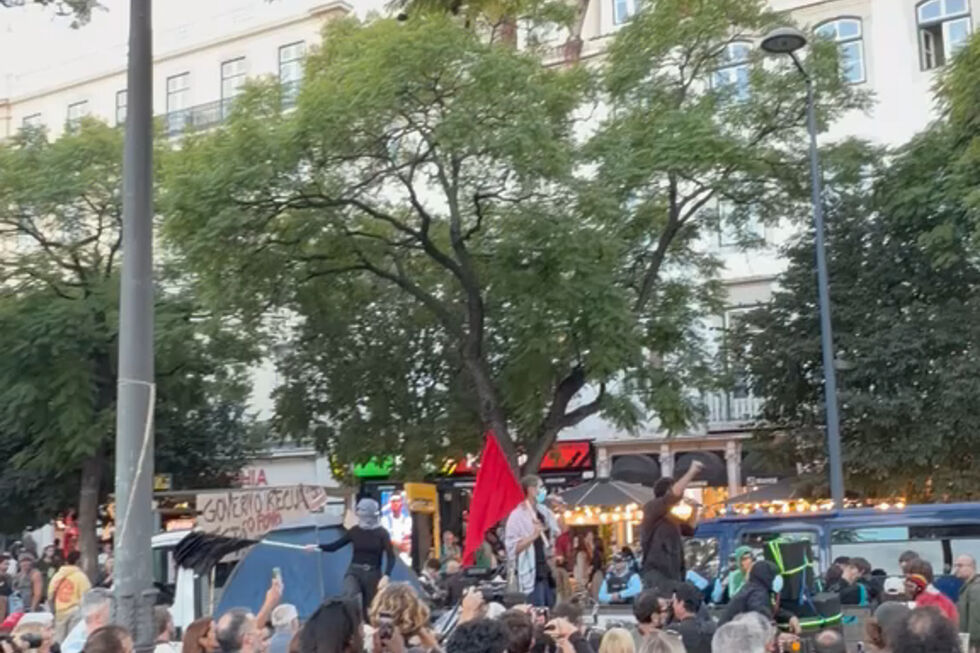 Manifestantes chegam à Praça do Rossio com cantigos contra o Governo, especialmente contra o primeiro-ministro. “Montenegro presta atenção, as tuas casas vão virar ocupação”