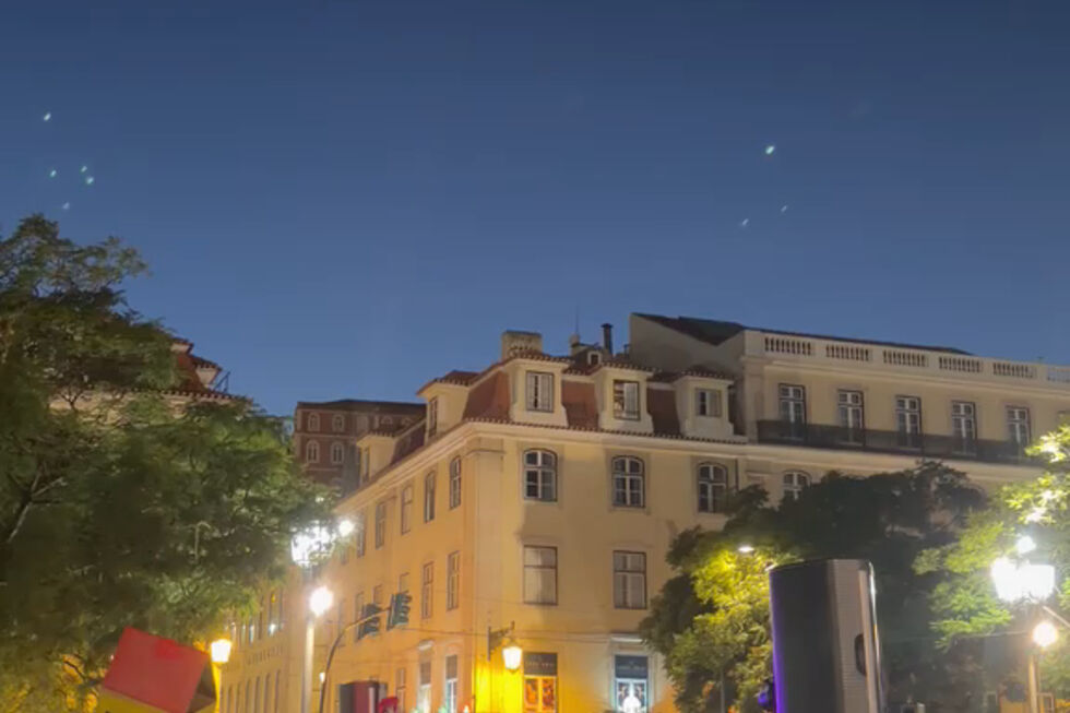 Manifestantes cantam "Grândola, Vila Morena" no Rossio