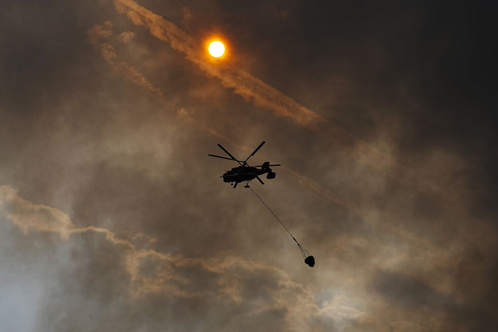 Helicóptero combate incêndio na gigante russa de comércio Ozon