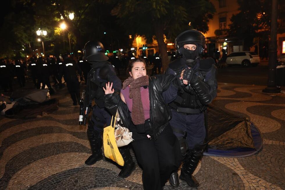 Agentes detêm uma mulher