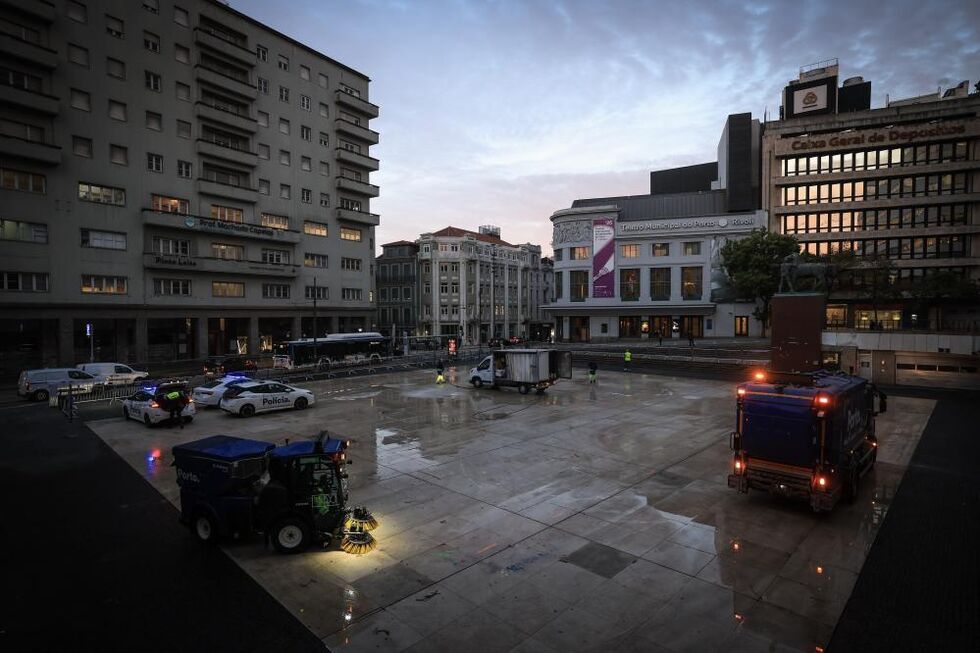 A praça D. João I estava esta manhã como na última terça-feira depois dos protestos: vazia