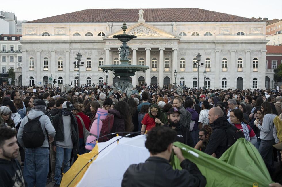 Manifestantes a montar tendas