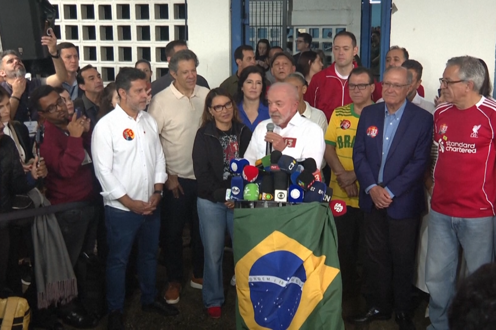 Lula da Silva acusa Flávio Bolsonaro de querer governar o Brasil com a bandeira americana