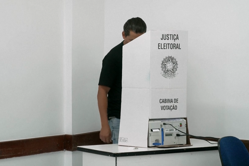 Brasileiros escolhem entre Lula da Silva e Flávio Bolsonaro na segunda volta das eleições