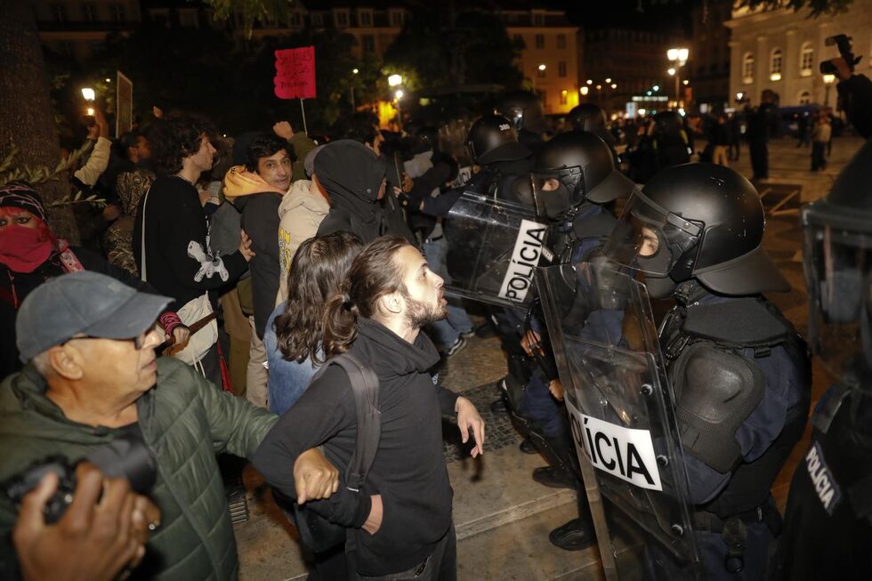 Manifestantes a protestar no Rossio
