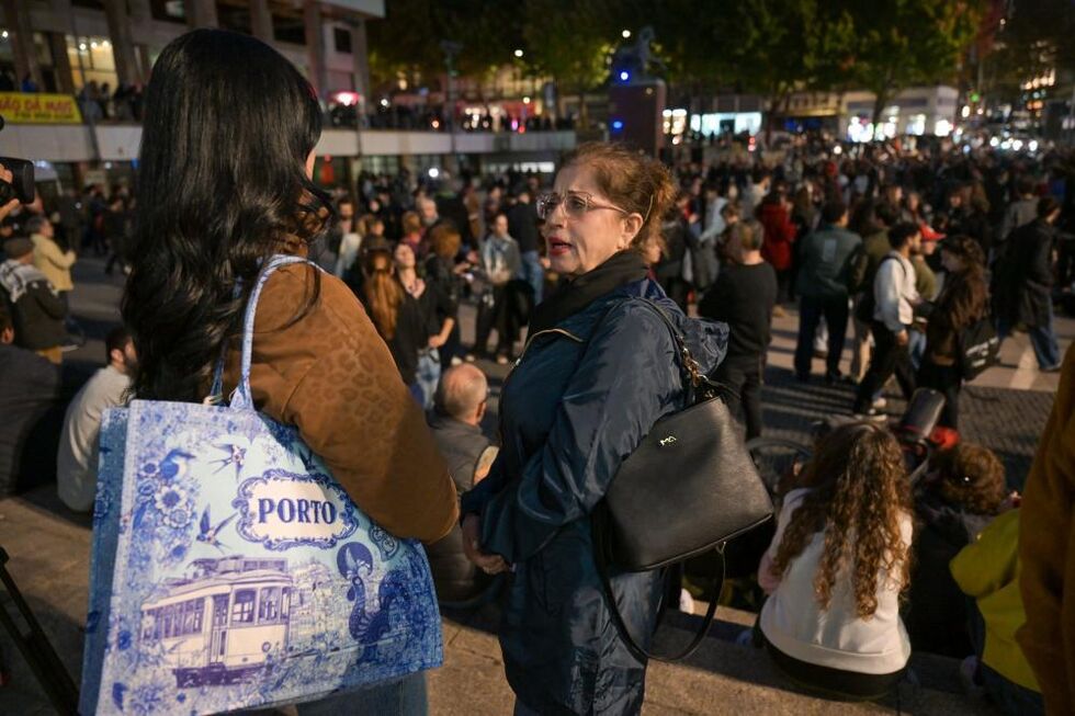 Manifestantes pelo direito à habitação reunidos na Praça D. João