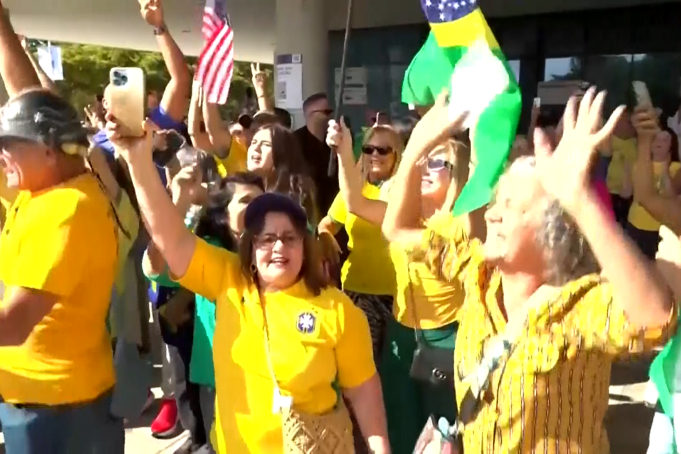 Brasileiros fazem fila em Miami para votar na segunda volta das presidenciais