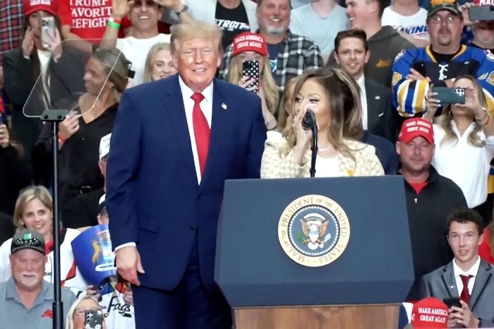 "É difícil não reparar": Trump elogia rabo de Nicki Minaj durante comício no Michigan 