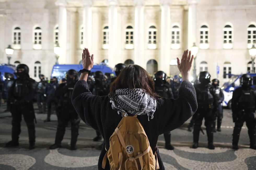 O Governo e as forças de segurança têm justificado a necessidade de ações policiais violentas com uma lei de 1974, ainda em vigor