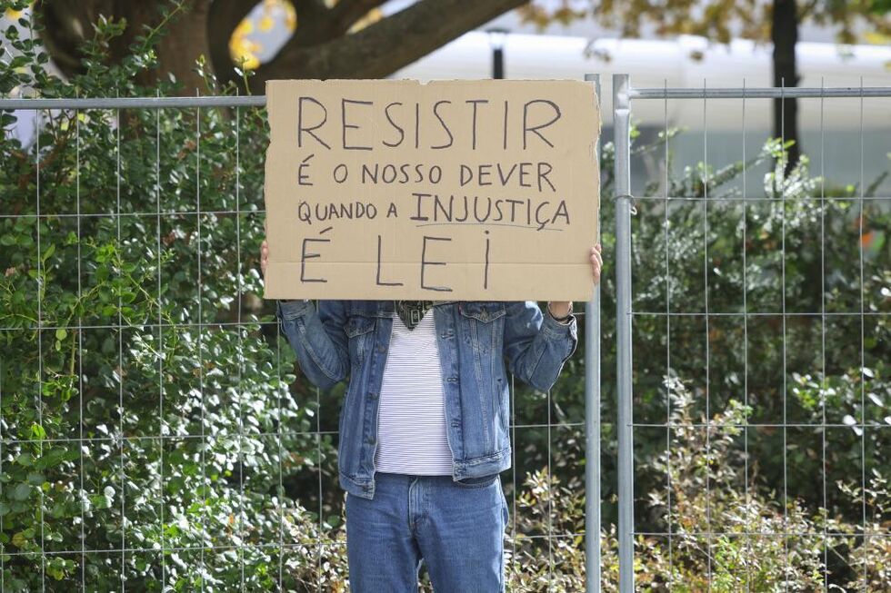 Um manifestante protesta pelos 55 manifestantes detidos 