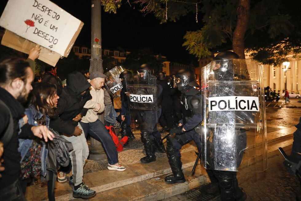 Manifestantes em confronto com a polícia