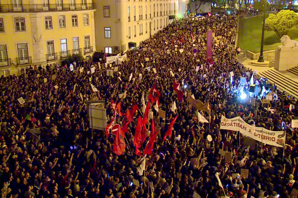 Em frente à Assembleia da República concentraram-se milhares de manifestantes, esta terça-feira
