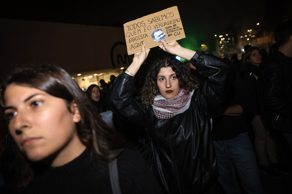Manifestação pelo direito à habitação continua no Porto