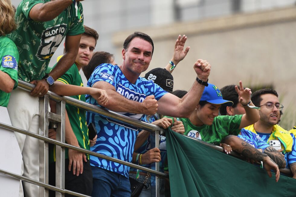 O momento em que Flávio Bolsonaro e a família chegam a Miami após saída do Brasil