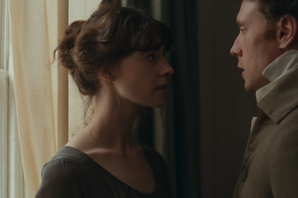 Daisy Edgar-Jones e George MacKay como Elinor Dashwood e Edward Ferrars