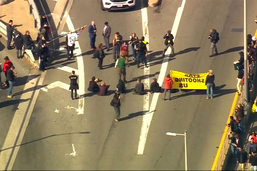 Manifestantes contestam ações do ICE e bloqueiam a Ponte de Brooklyn em Nova Iorque