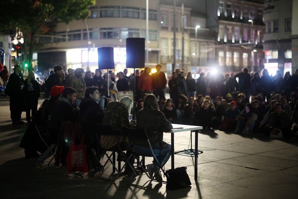 Manifestantes do Porto vão pernoitar na praça, de acordo com decisão tomada em assembleia popular