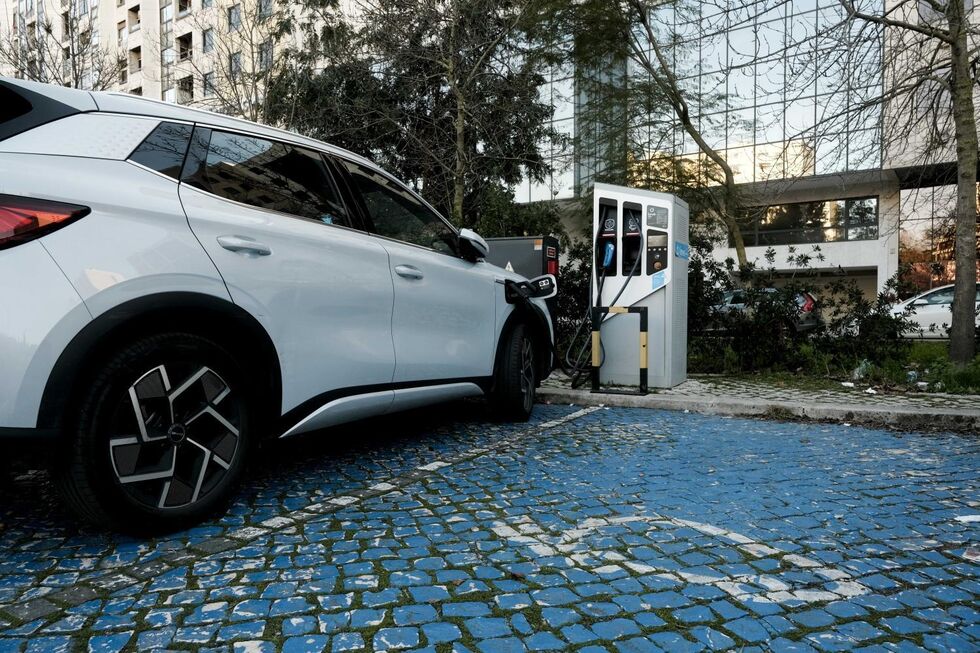 Governo promete apoios até €16 mil para quem compre carro elétrico