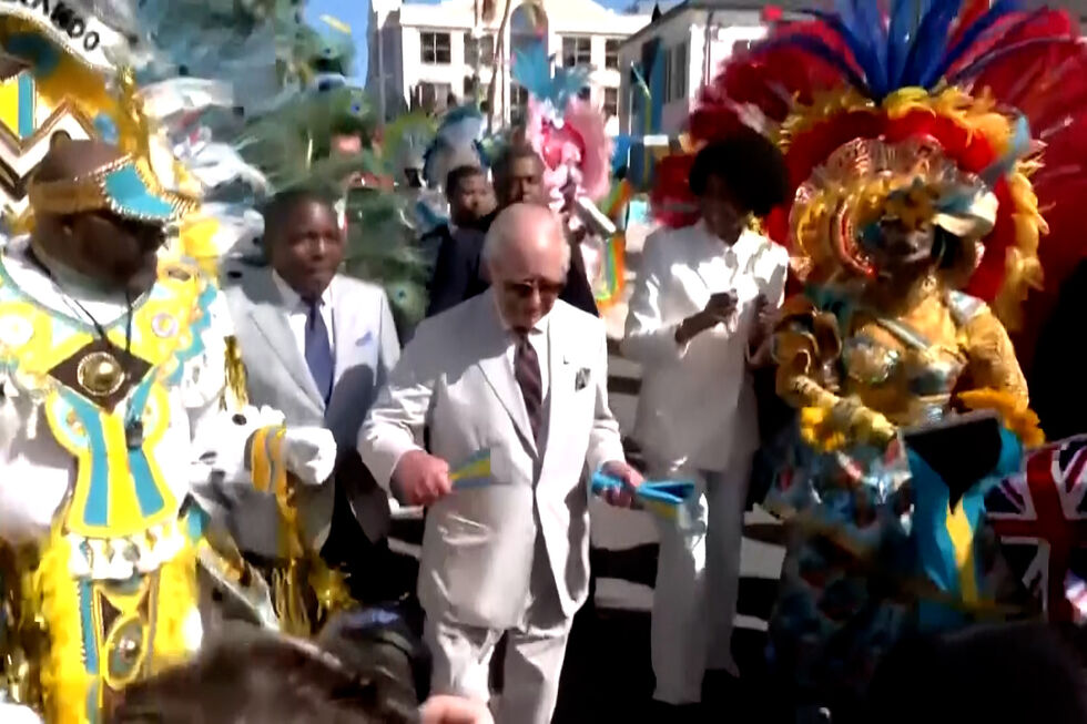 Rei Carlos III surpreende com passos de dança nas Bahamas