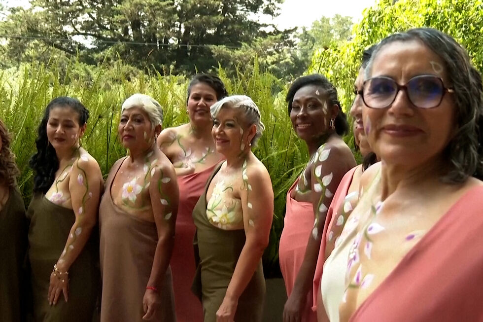 Mulheres no Equador transformam cicatrizes do cancro da mama em arte