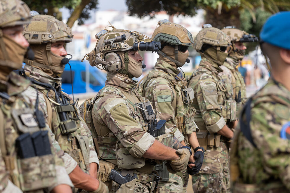 Militares perfilados em cerimónia com equipamento tático