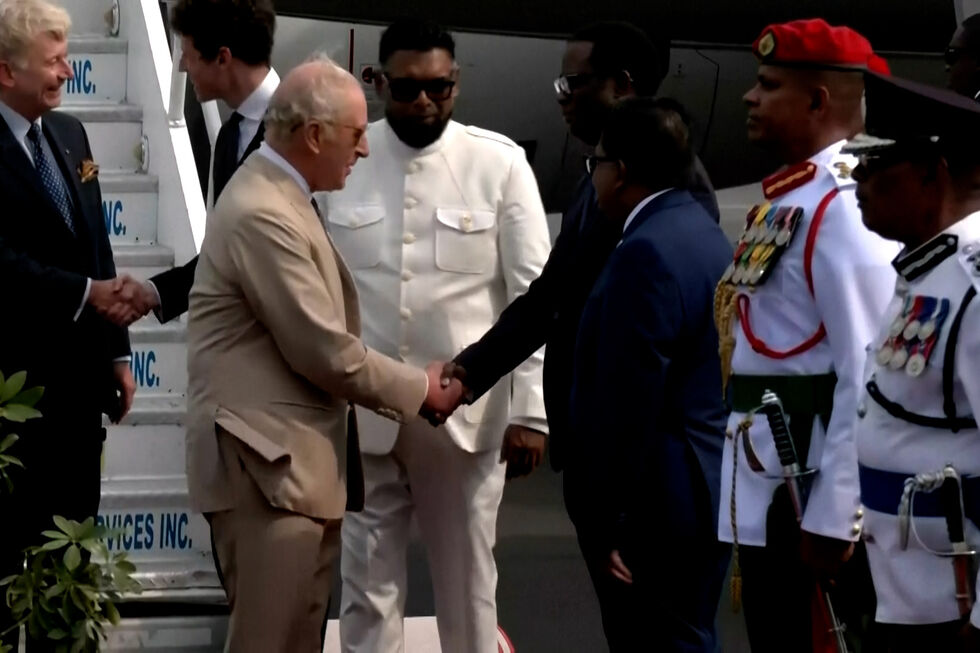 Rei Carlos III chega à Guiana durante visita às Caraíbas 