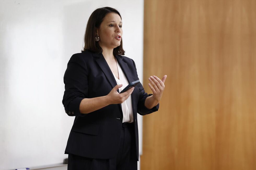Diretora do Negócios durante a conferência